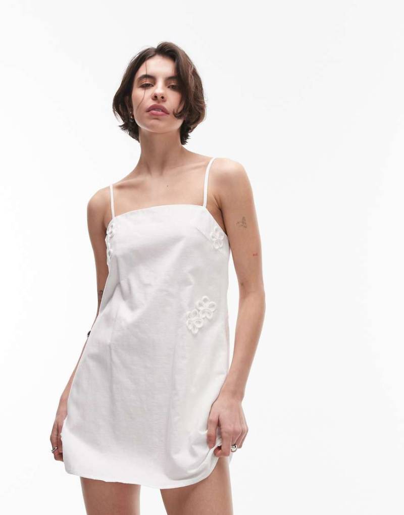 SNDYS - Leinenmix-Minikleid in Weiß mit Blumenapplikation, schmalen Trägern und eckigem Ausschnitt von SNDYS