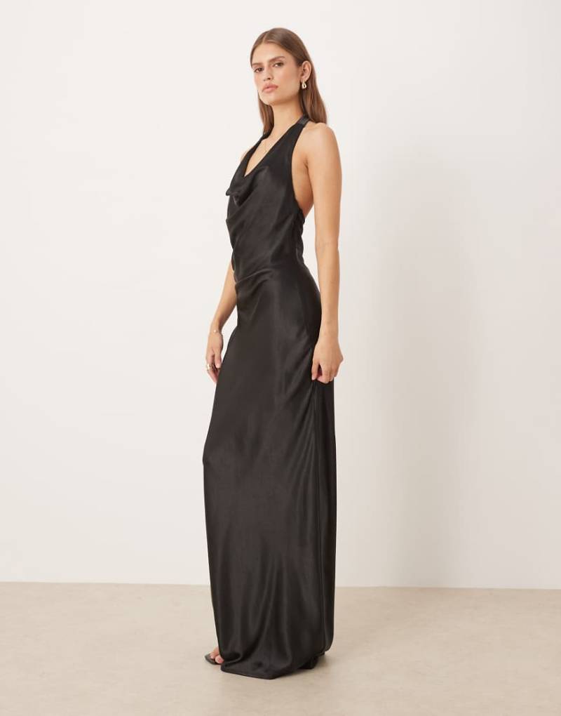 SNDYS - Satin-Maxikleid in Schwarz mit Schaldetail und Wasserfallausschnitt von SNDYS
