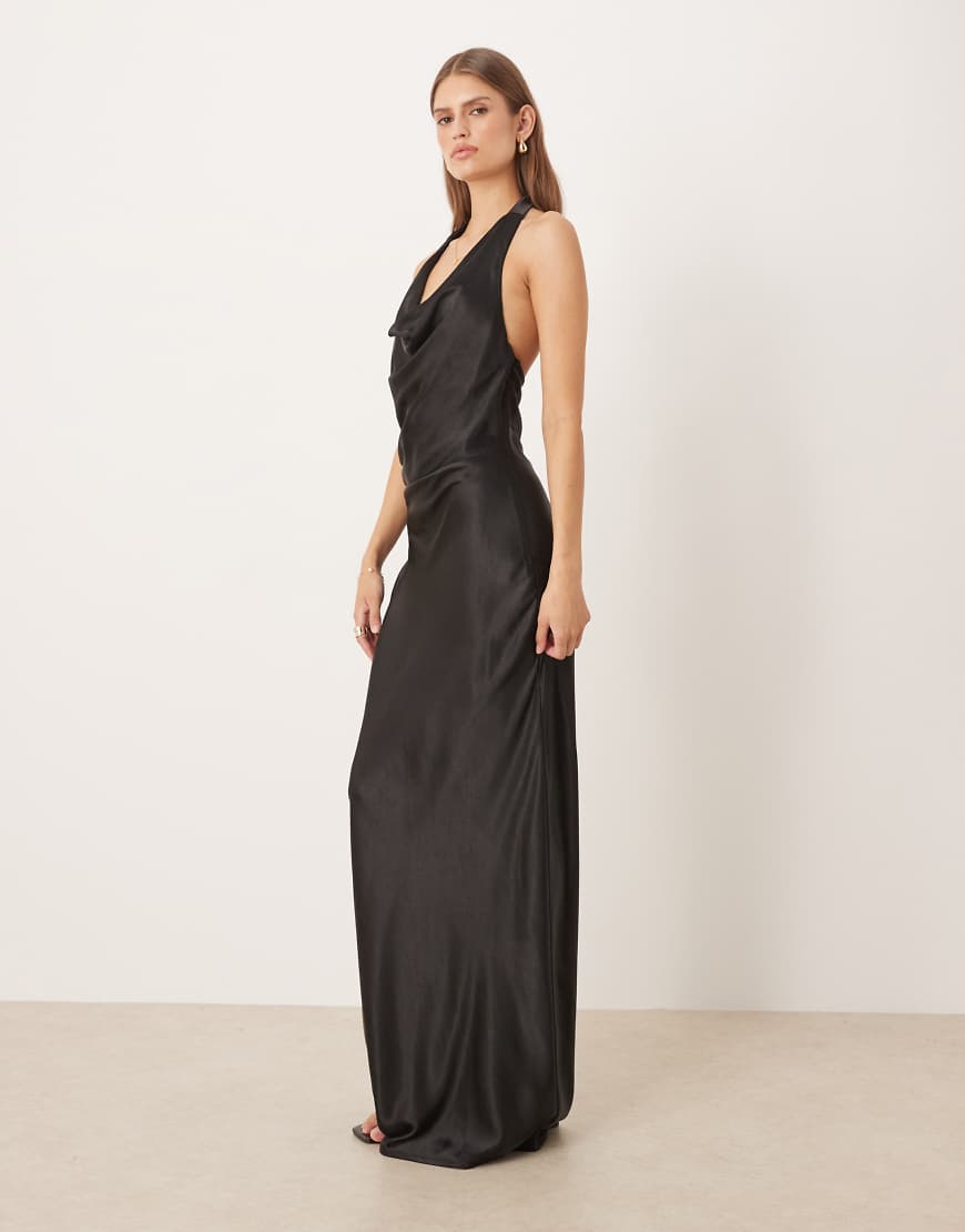 SNDYS - Satin-Maxikleid in Schwarz mit Schaldetail und Wasserfallausschnitt von SNDYS