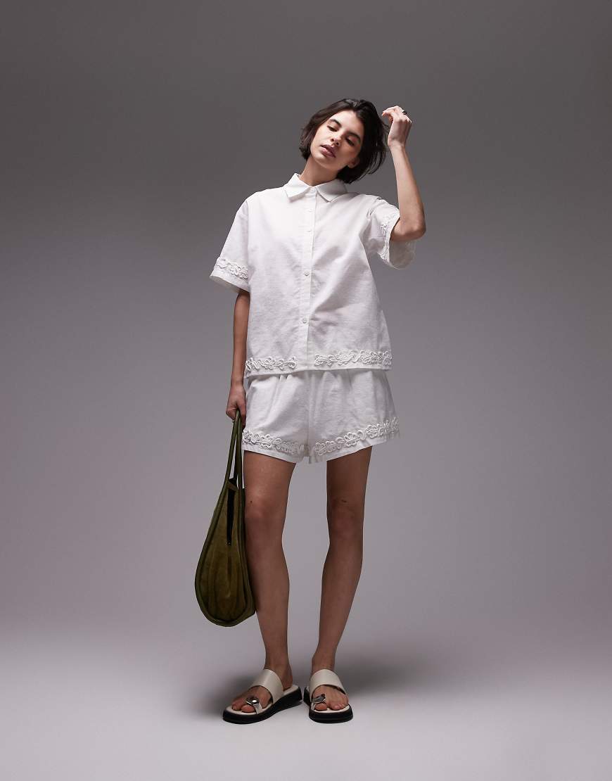 SNDYS - Shorts aus Leinenmix in Weiß mit Blumen-Applikationsdetail, Kombiteil von SNDYS