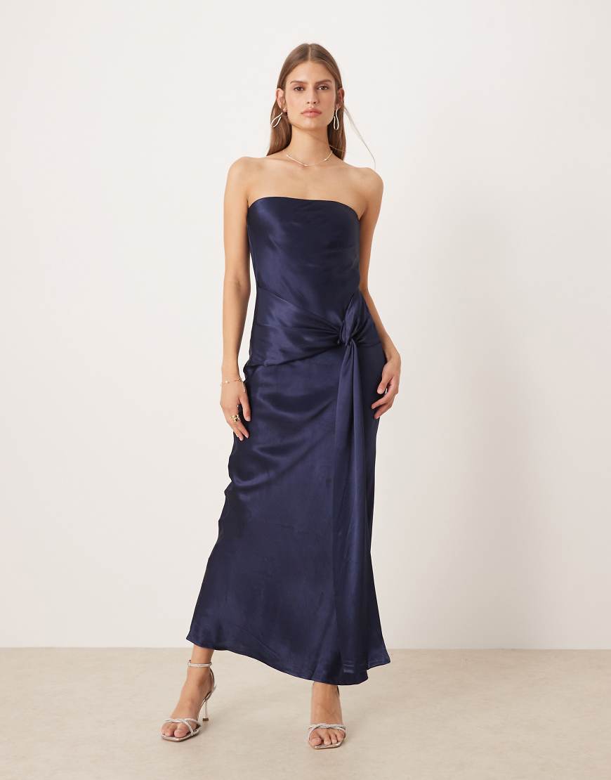SNDYS - Trägerloses Maxikleid aus Satin in Marineblau mit gebundenem Wickeldesign in der Taille von SNDYS