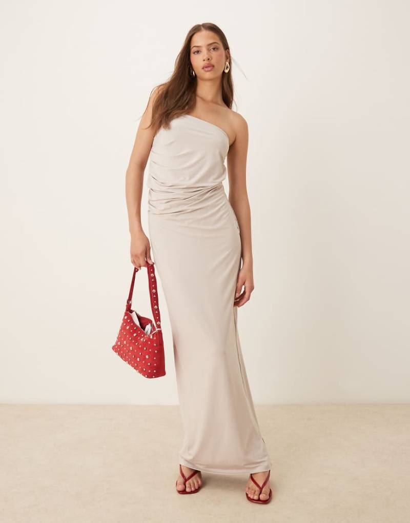 SNDYS - Trägerloses Maxikleid in Steinbeige mit geraffter Seite-Neutral von SNDYS