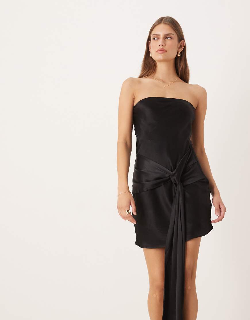 SNDYS - Trägerloses Minikleid aus Satin in Schwarz mit Wickeldesign in der Taille von SNDYS