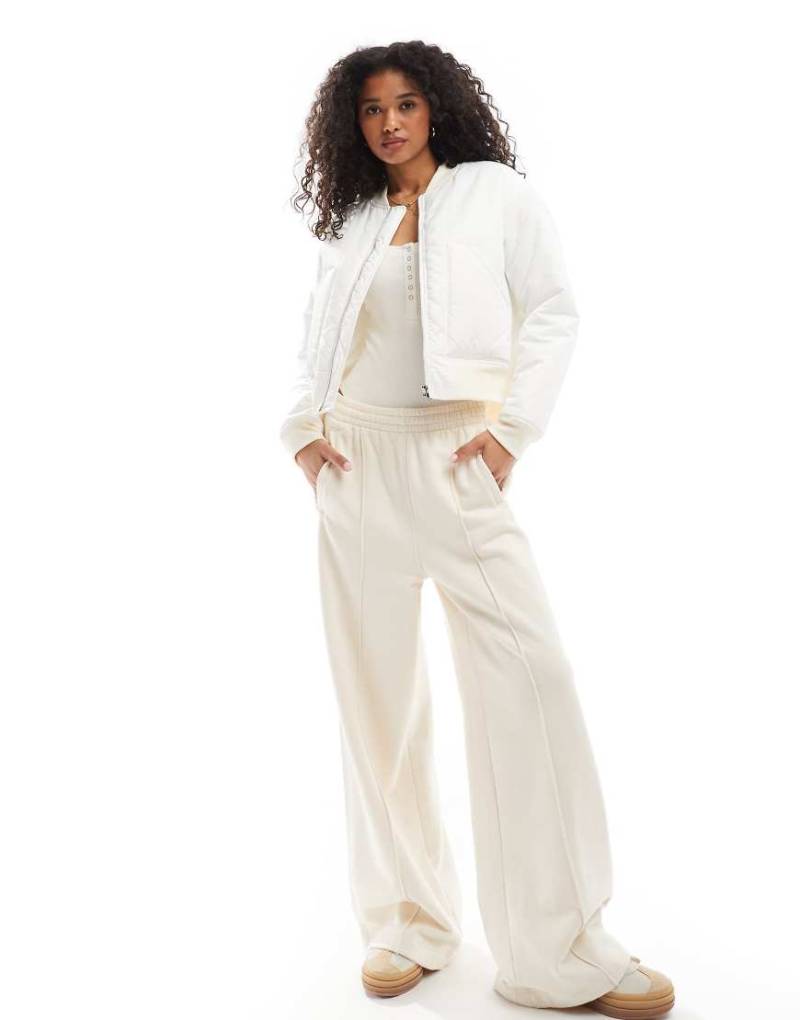 SNDYS - Wattierte Bomberjacke in Cremeweiß mit Taschendetail von SNDYS