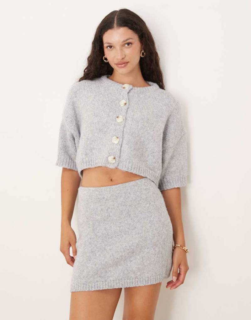 SNDYS - Weiche Strickjacke in Hellgrau mit kurzem Schnitt und Knöpfen, Kombiteil von SNDYS