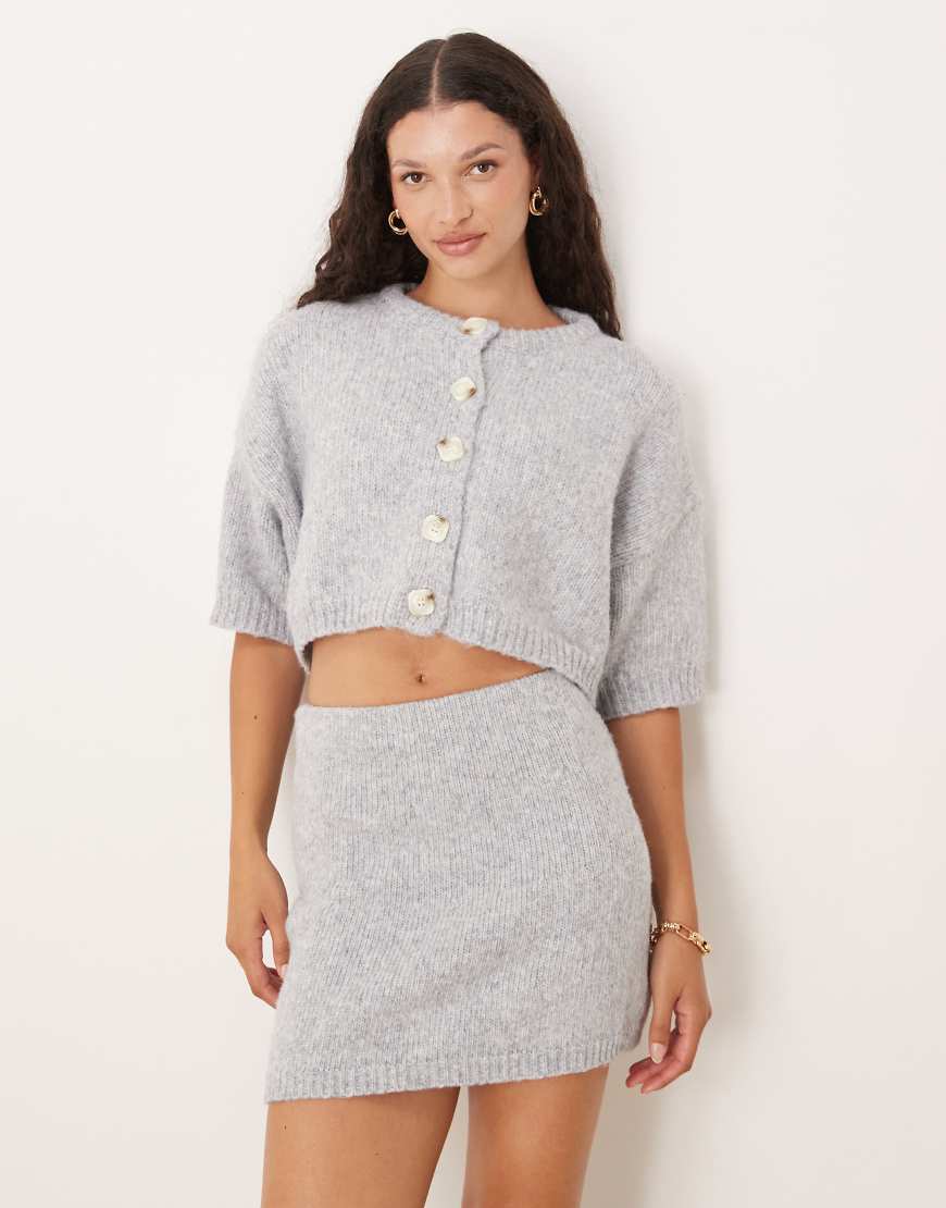 SNDYS - Weiche Strickjacke in Hellgrau mit kurzem Schnitt und Knöpfen, Kombiteil von SNDYS