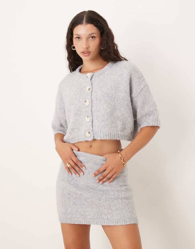 SNDYS - Weicher Mini-Strickrock in Hellgrau, Kombiteil von SNDYS