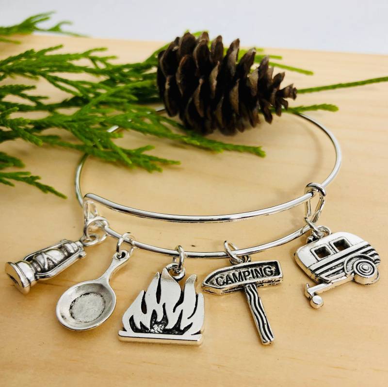Die Glückliche Camper Camping Rv Lagerfeuer Laterne Pfanne Silber Charme Erweiterbar Armreif Armband von SNOWMENDELIGHTS