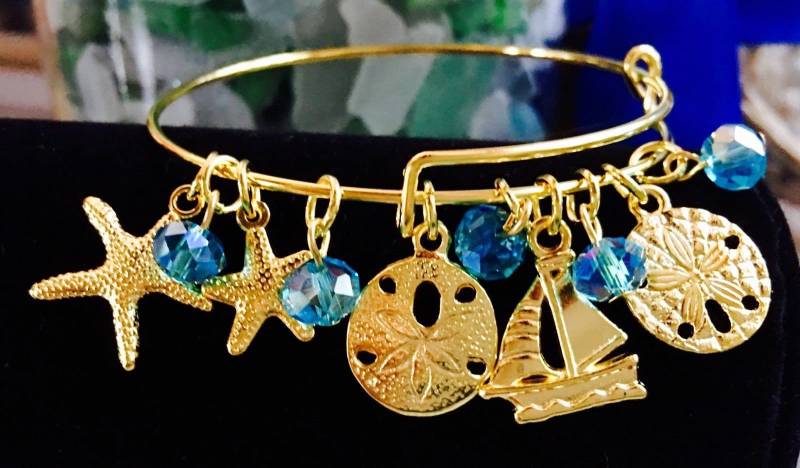 Vergoldeter Maritimer Armreif Sanddollar, Segelboot, Seestern & Glasanhänger von SNOWMENDELIGHTS