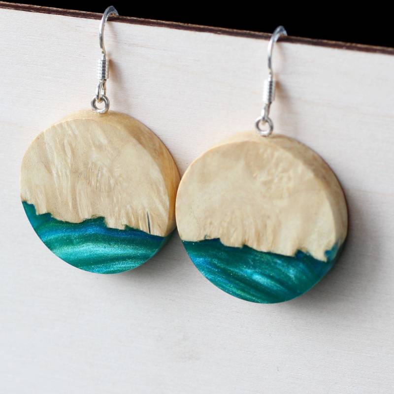 Schillernde Grüne Harz-Holzohrringe Runde Baumhänger-Ohrringe von SOGDbrand