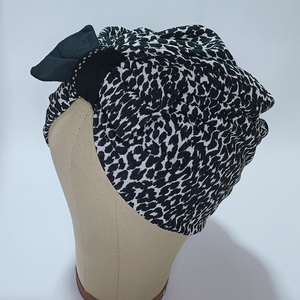 Leopard Muster Turban Aus Viskose Handgefertigte Swarovski Kristalle Für Das Kopftuch Leopard Muster Turban Aus Viskose Handgefertigte Swarovski Kristalle Für Das Kopftuch von SOGNINAPassion