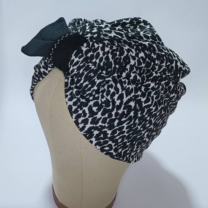 Leopard Muster Turban Aus Viskose Handgefertigte Swarovski Kristalle Für Das Kopftuch von SOGNINAPassion