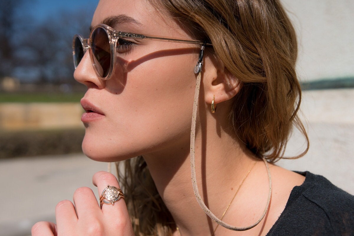 Beiges Brillenband Gobi Soleash®, Handarbeit, Flache Brillenkette in 4mm, Sandfarbe von SOLEASHcom