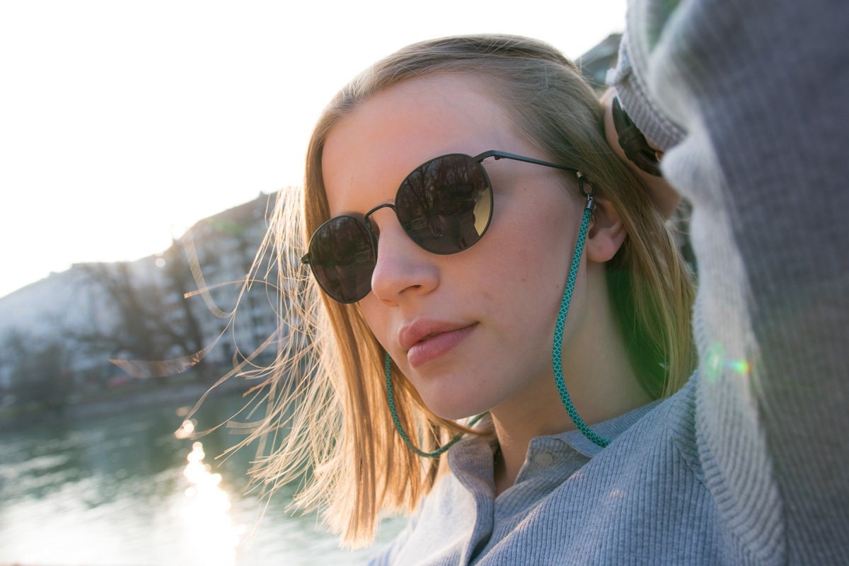 Blaues Brillenband Tortoise Soleash®, Handarbeit, Breite Brillenkette in 4mm, Blau-Mint von SOLEASHcom