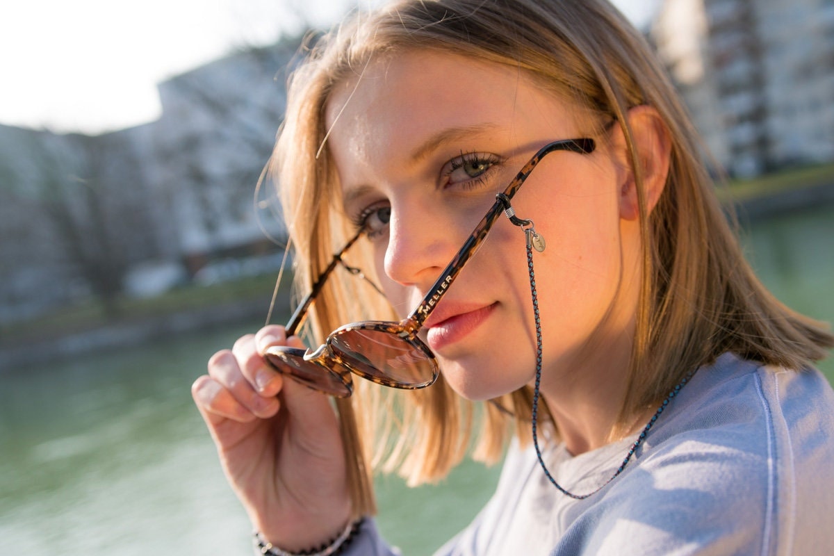 Buntes Brillenband Kingfisher Soleash®, Handarbeit, Feine Brillenkette in 2mm, Weinrot-Türkis von SOLEASHcom