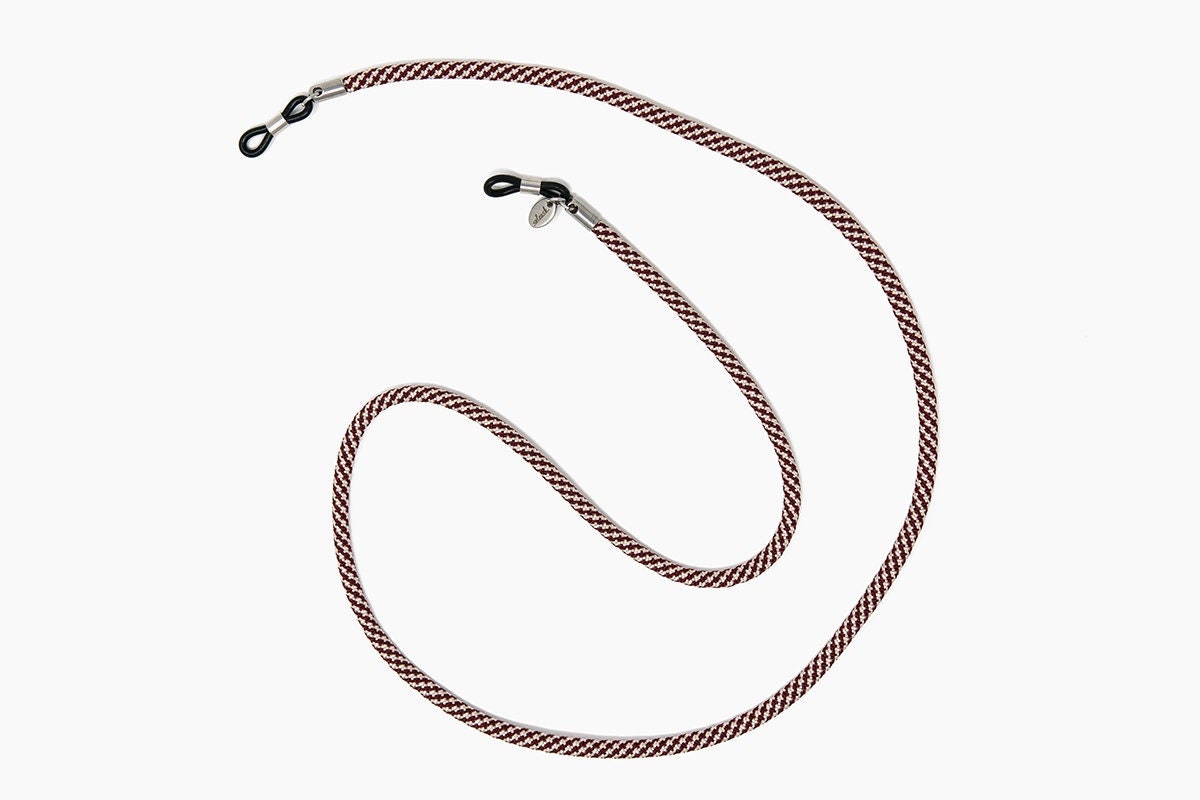 Dunkelrotes Brillenband Bordeaux Soleash®, Handarbeit, Breite Brillenkette in 4mm, Dunkelrot-Weiß von SOLEASHcom