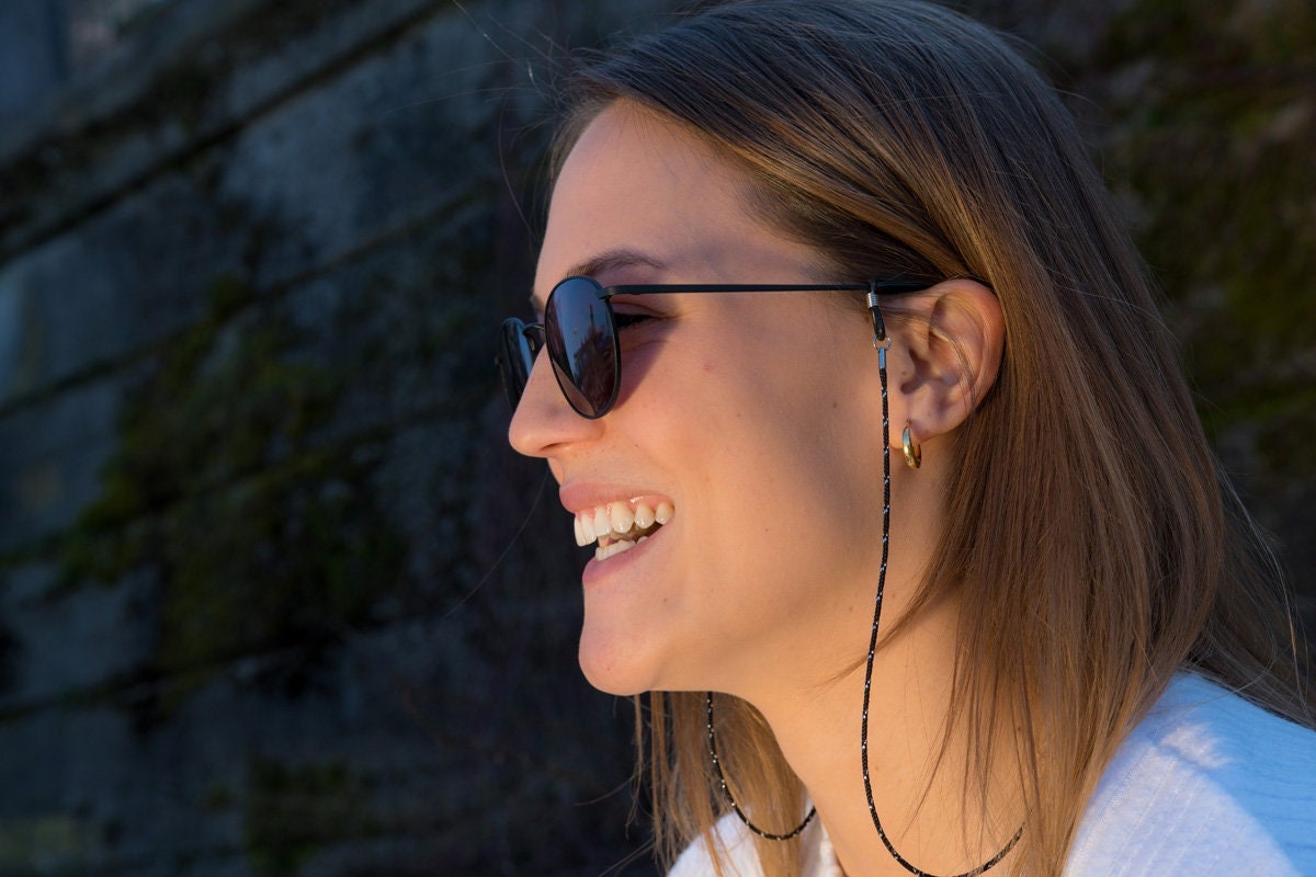 Schwarzes Brillenband Onyx Soleash®, Handarbeit, Feine Brillenkette in 2mm, Schwarz-Silber von SOLEASHcom