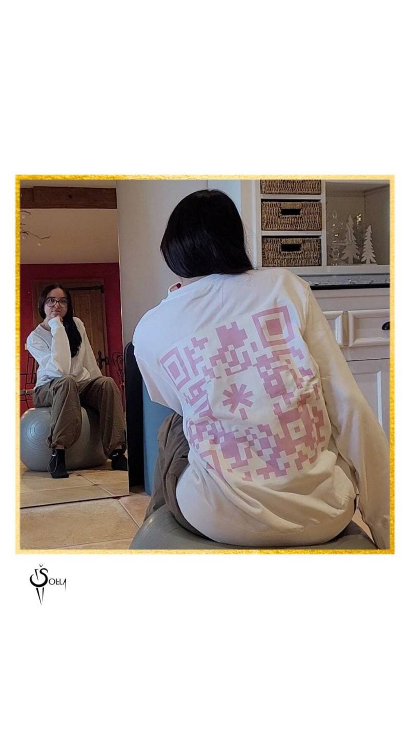 Weißes Sweatshirt Mit Riesigem Farbigen Qr Auf Der Rückseite von SOLLAfashionCH
