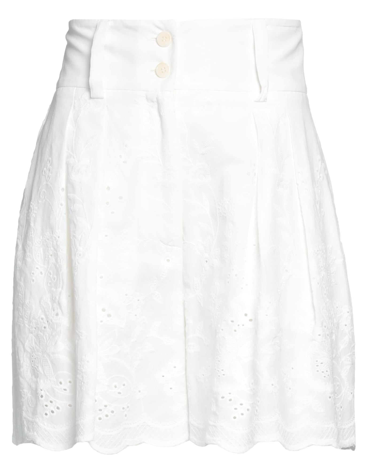 SOLOTRE Shorts & Bermudashorts Damen Weiß von SOLOTRE