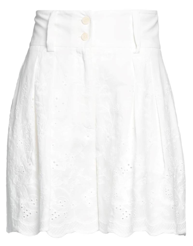 SOLOTRE Shorts & Bermudashorts Damen Weiß von SOLOTRE