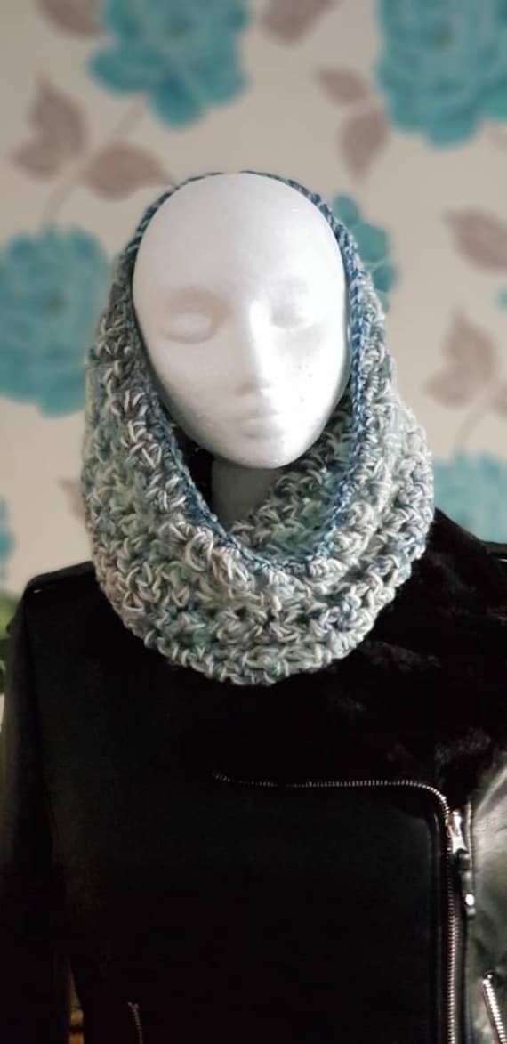 Chunky Gehäkelte Rindsleder. Snood. Rundschal. Warm Und Weich. in Blues Tourquise Chunky Gehäkelte Rindsleder. Snood. Rundschal. Warm Und Weich. in Blues Tourquise von SOSOUQ