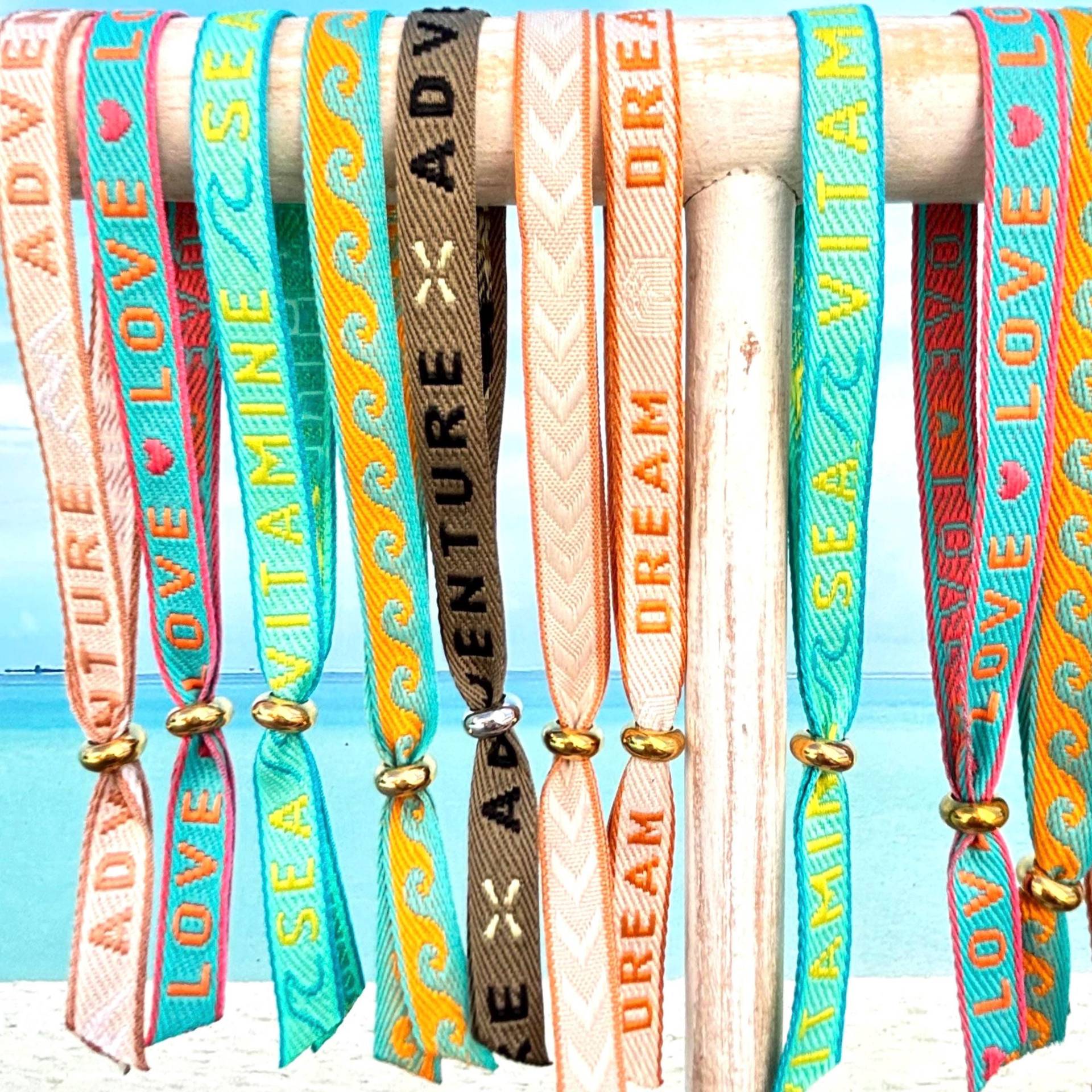 Bunte Festival-Armbänder in Türkis-Natur-Tönen Bunte Festival-Armbänder in Türkis-Natur-Tönen von SOULPIECEde