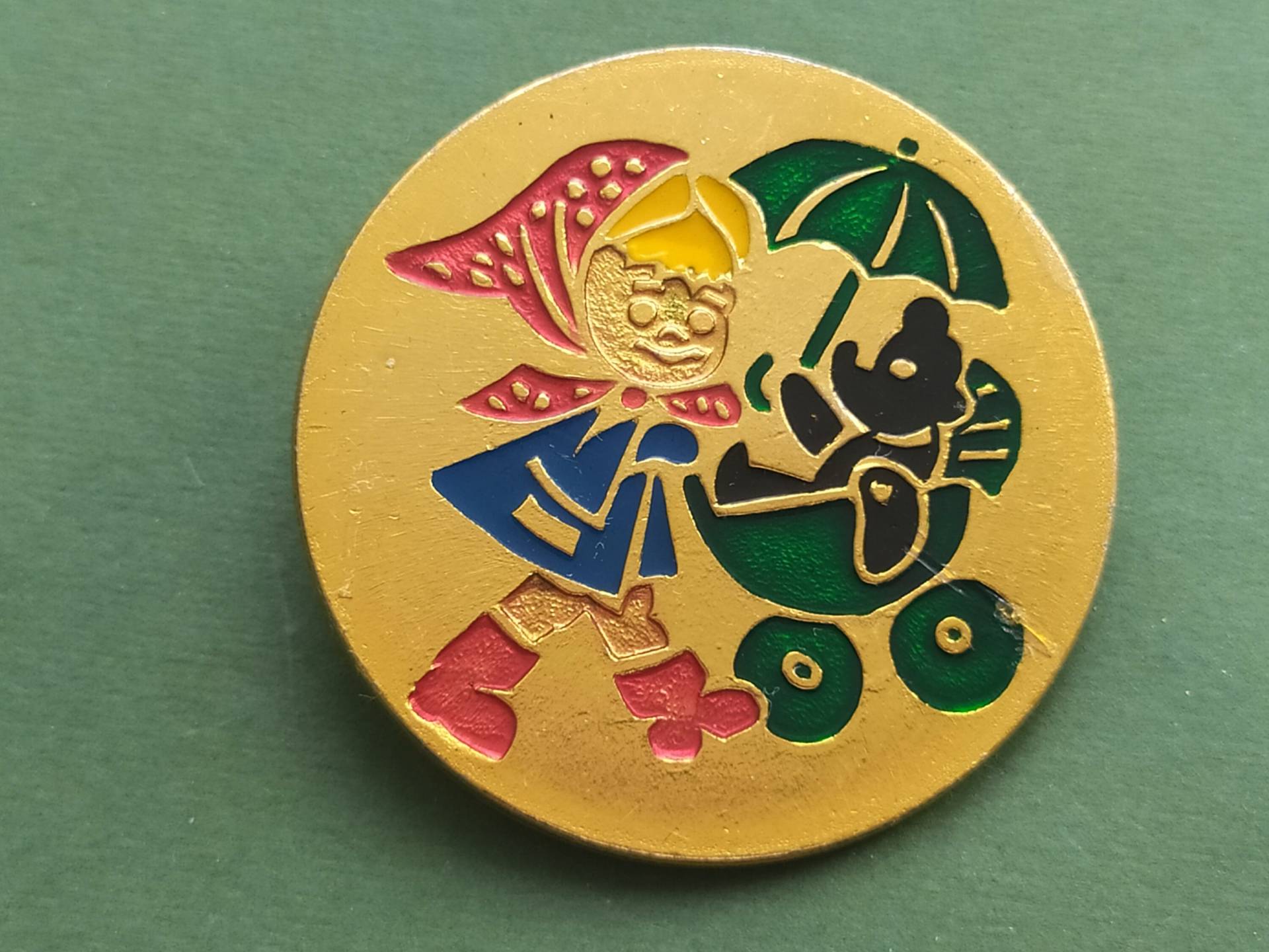 Mädchen Und Bär Spielzeug Brosche. Vintage Sammler Kinder Brosche Aus Der Ddr, A3 von SOVOK