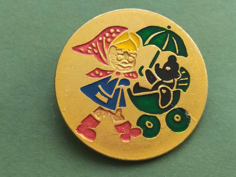 Mädchen Und Bär Spielzeug Brosche. Vintage Sammler Kinder Brosche Aus Der Ddr, A3 von SOVOK