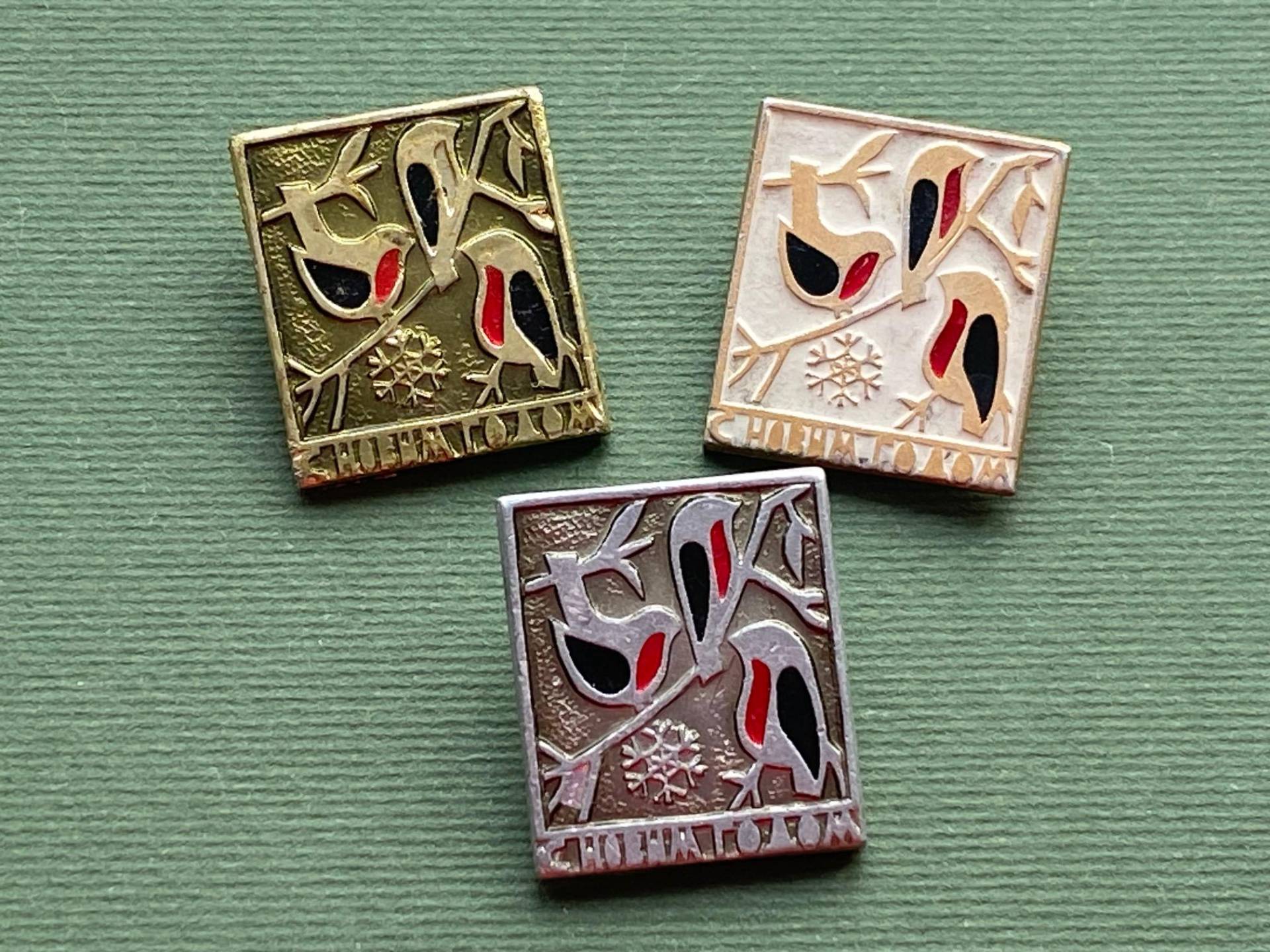 Neujahr, Gimpel. Happy New Year Anstecker. Vintage Silberne Metallstifte, Udssr von SOVOK