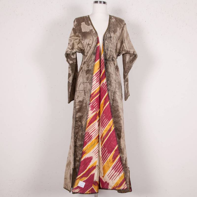 Antik Silber Grau Samt Stoff Mit Einem Wunderbaren 19. C Gedruckt Baumwolle Futter Und Eine Coole Ikat Vor von SOrugsandtextiles