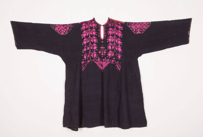 Vintage Swat-Kleid, Seidenstickerei Auf Dunklen Indigo Gefärbten Baumwollstoff. Schiffe Mit Usv von SOrugsandtextiles