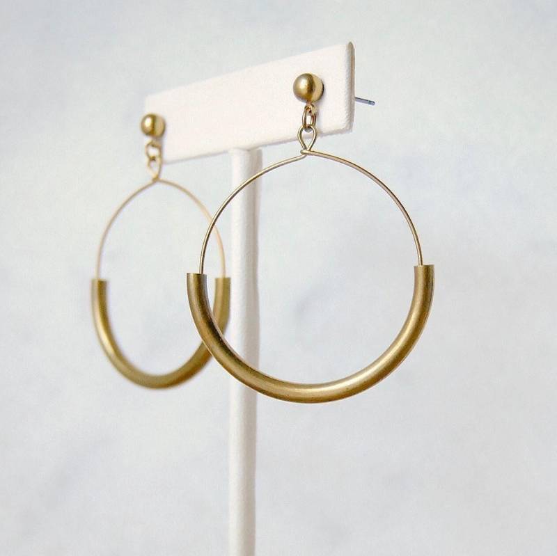 Bogen Ohrringe | Handgefertigte Goldene Creolen Mit Messing Halbkreisen Geschwungene Röhren Ohrhänger von SPARKLEFARM