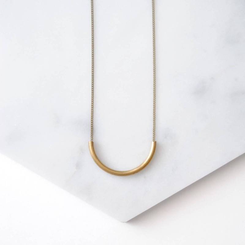Kleine Geschwungene Halskette | Gold Tube Anhänger Minimal Messing Halbkreis von SPARKLEFARM
