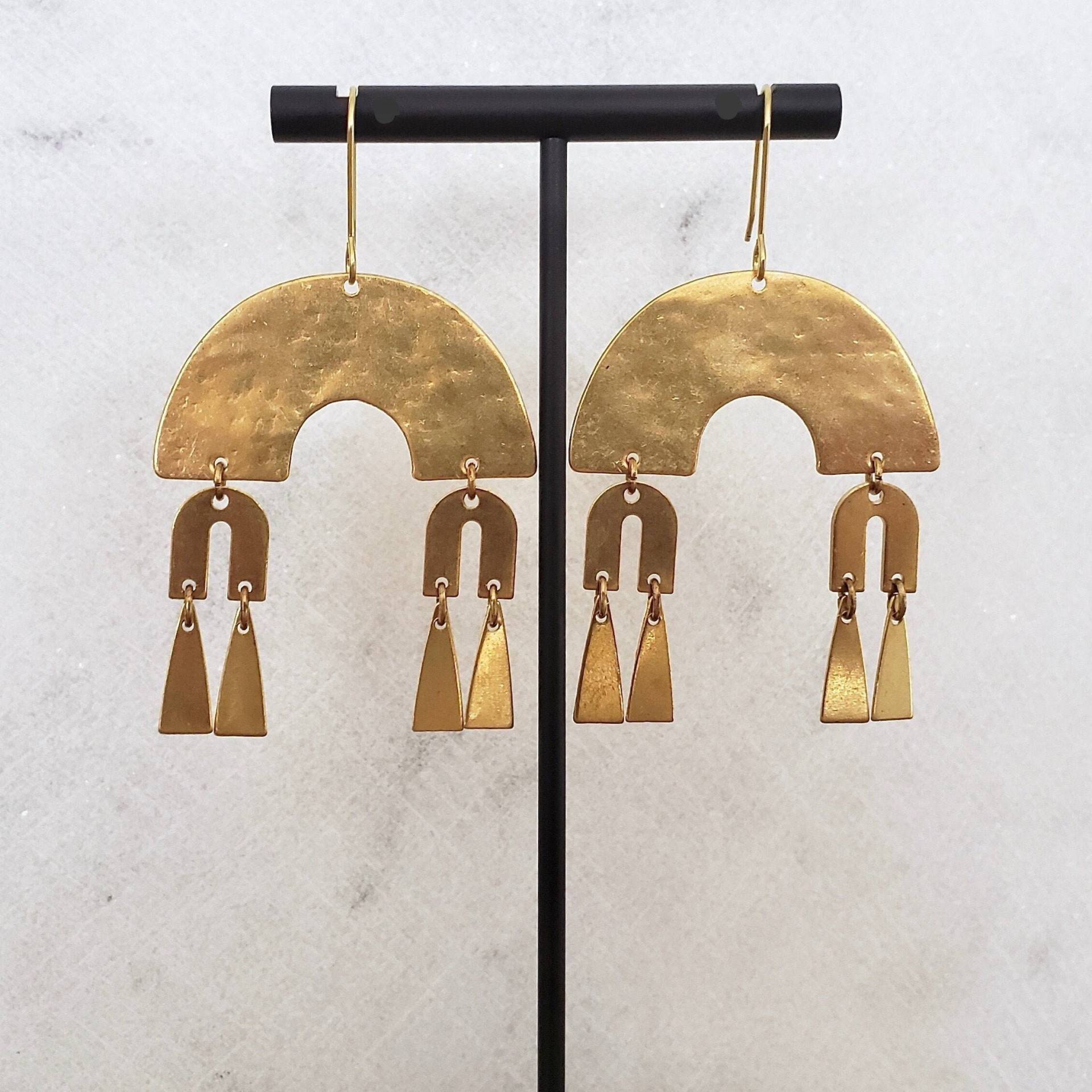 Tanzende Regenbogen Ohrringe | Boho Chic Anhänger Goldbögen von SPARKLEFARM