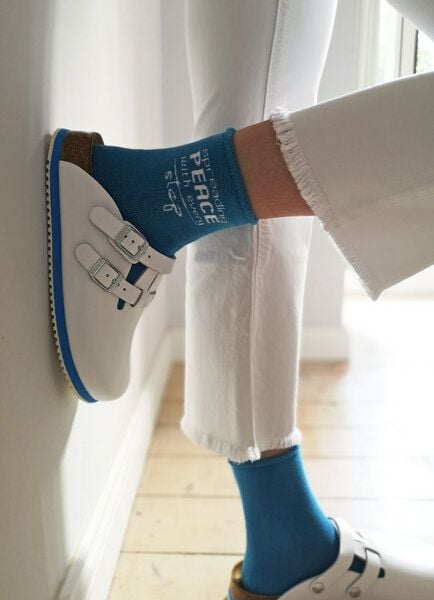 SPARKLES OF LIGHT SPREADING PEACE Unisex Plüschsocken aus Biobaumwolle von SPARKLES OF LIGHT