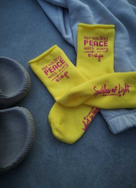 SPARKLES OF LIGHT SPREADING PEACE Unisex Plüschsocken aus Biobaumwolle von SPARKLES OF LIGHT