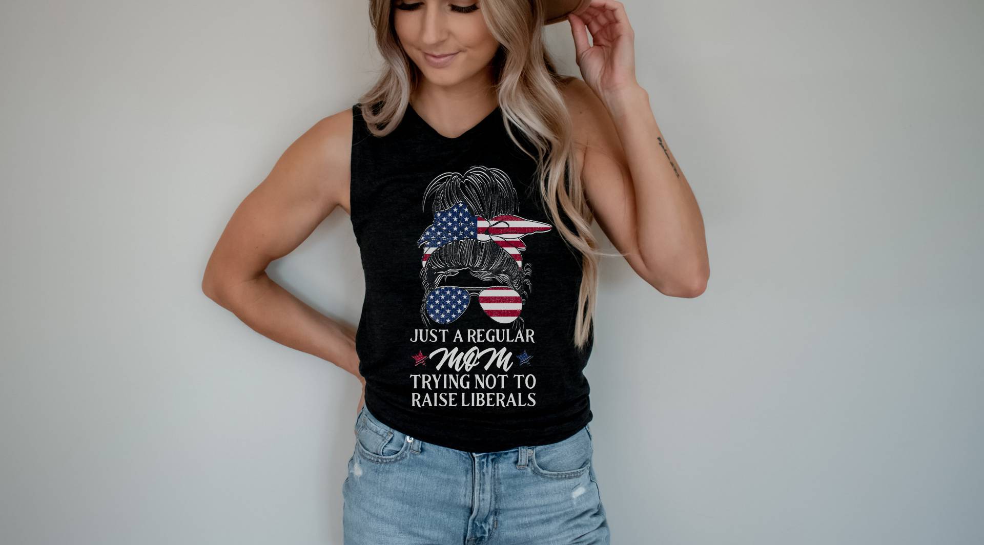 Just A Regular Mom Trying Not To Raise Tank Top Für Frauen, Patriotic Just A Regular Mom Trying Not To Raise Tank Top Für Frauen, Patriotic von SPARKPATRIOT