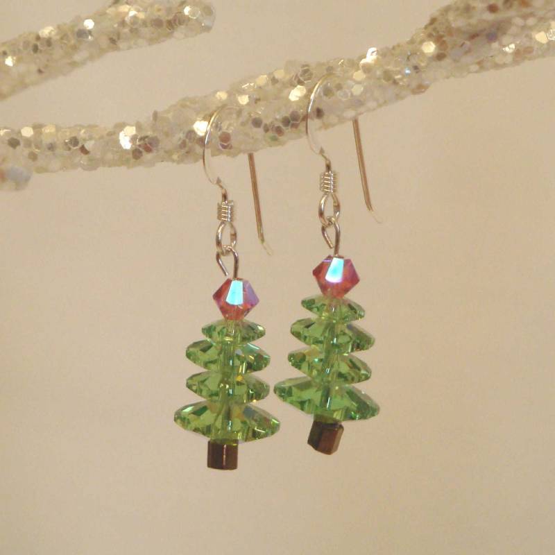 Grüne Weihnachtsbaum Swarovski Kristall Ohrringe Auf Sterling Silber Ohrhaken Peridot von SPGJewelry