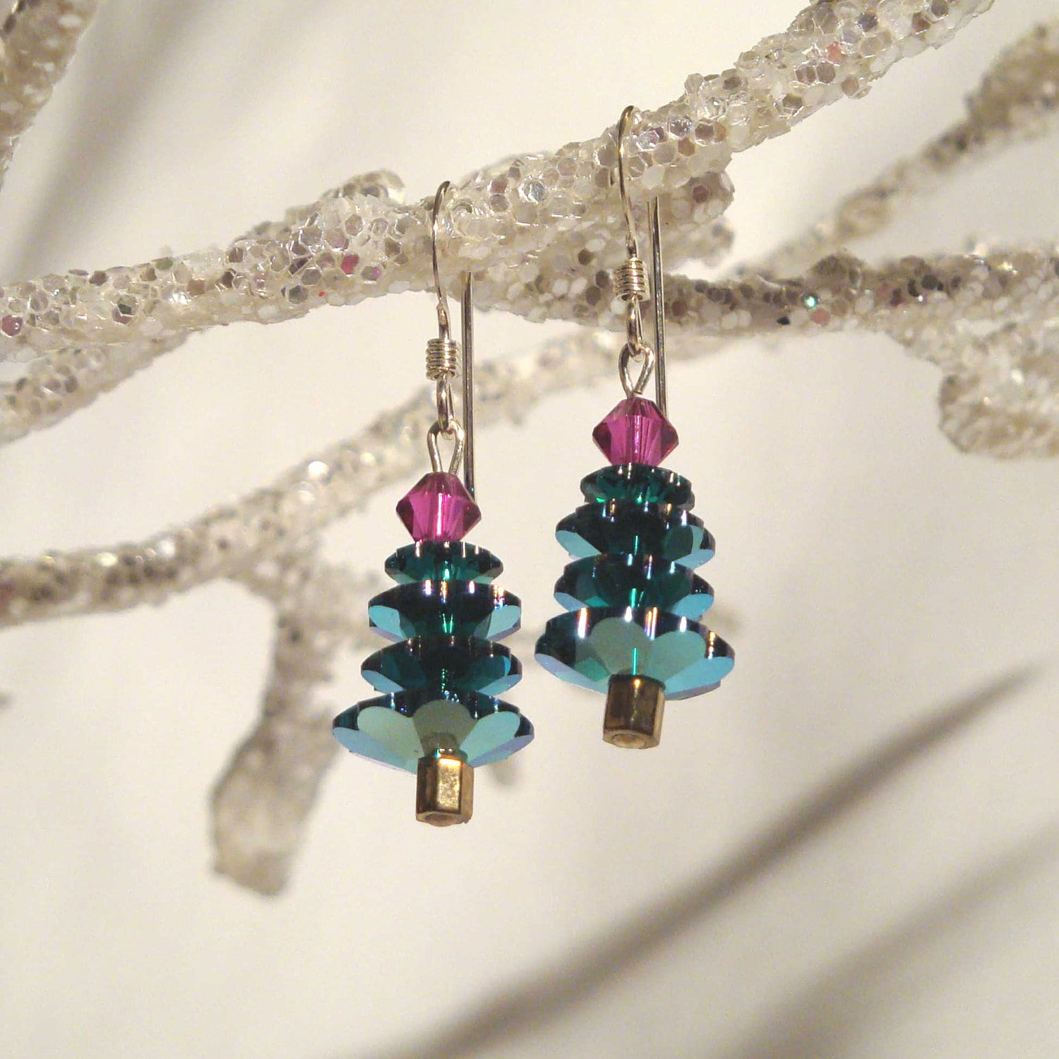 Weihnachtsbaum Swarovski Kristall Ohrringe An Sterling Silber Ohrhaken Grün Fuchsia Weihnachtsbaum Swarovski Kristall Ohrringe An Sterling Silber Ohrhaken Grün Fuchsia von SPGJewelry