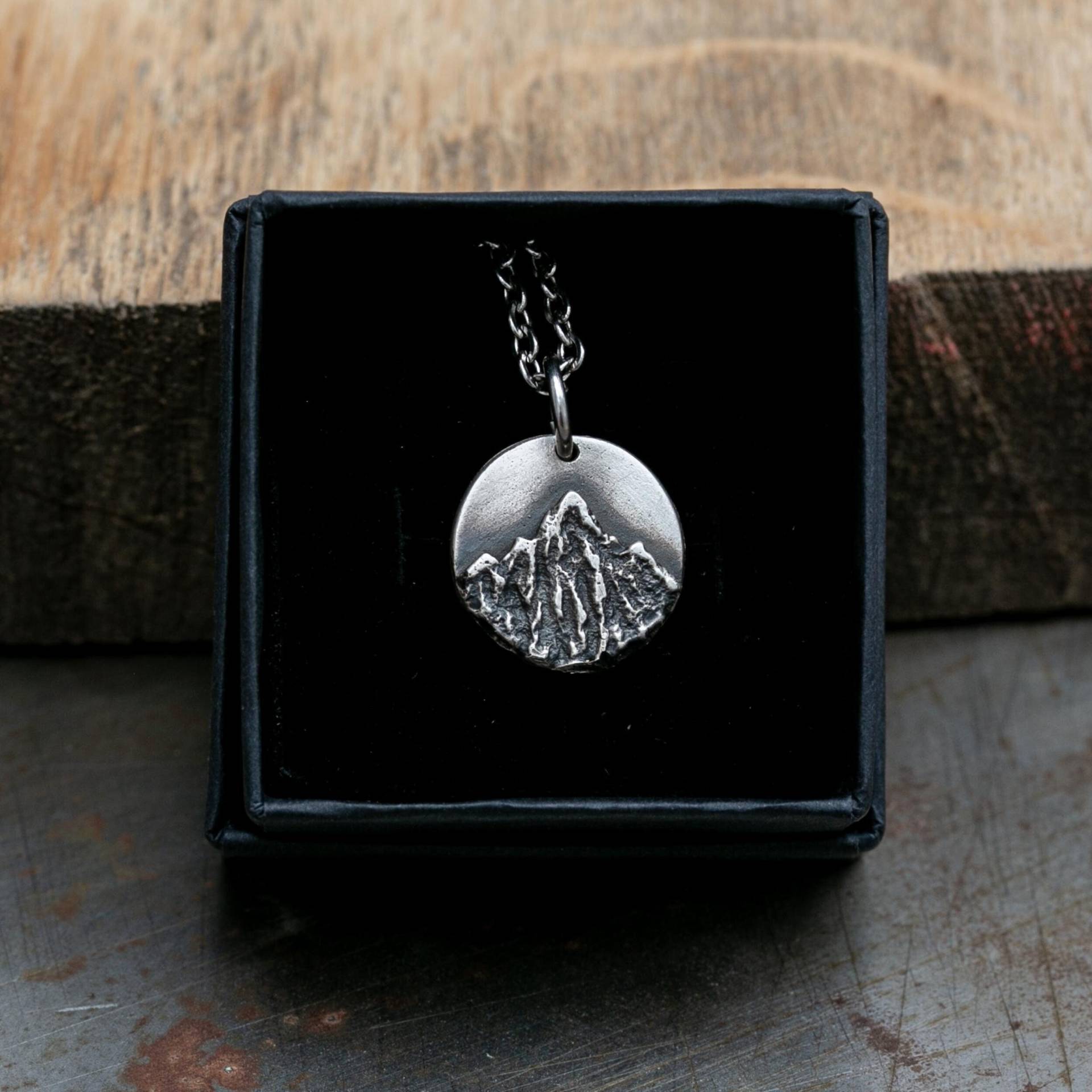 Anhänger Berg Aus Oxidiertem Sterlingsilber Handgemachter Rustikaler Schmuck von SPIRITworkshopStore