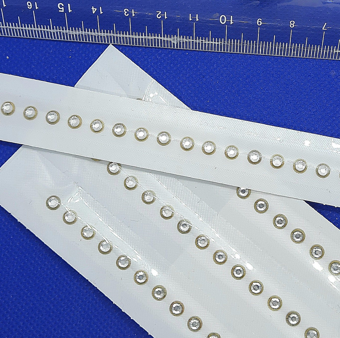 100 Stück New Glue Funkelnde Kristalle Transparent Weiss in Metallfassung Farbe Gold 5mm Durchmesser Zum Aufbügeln 100 Stück New Glue Funkelnde Kristalle Transparent Weiss in Metallfassung Farbe Gold 5mm Durchmesser Zum Aufbügeln von SPITZaufKNOPF