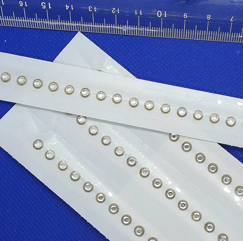100 Stück New Glue Funkelnde Kristalle Transparent Weiss in Metallfassung Farbe Gold 5mm Durchmesser Zum Aufbügeln 100 Stück New Glue Funkelnde Kristalle Transparent Weiss in Metallfassung Farbe Gold 5mm Durchmesser Zum Aufbügeln von SPITZaufKNOPF