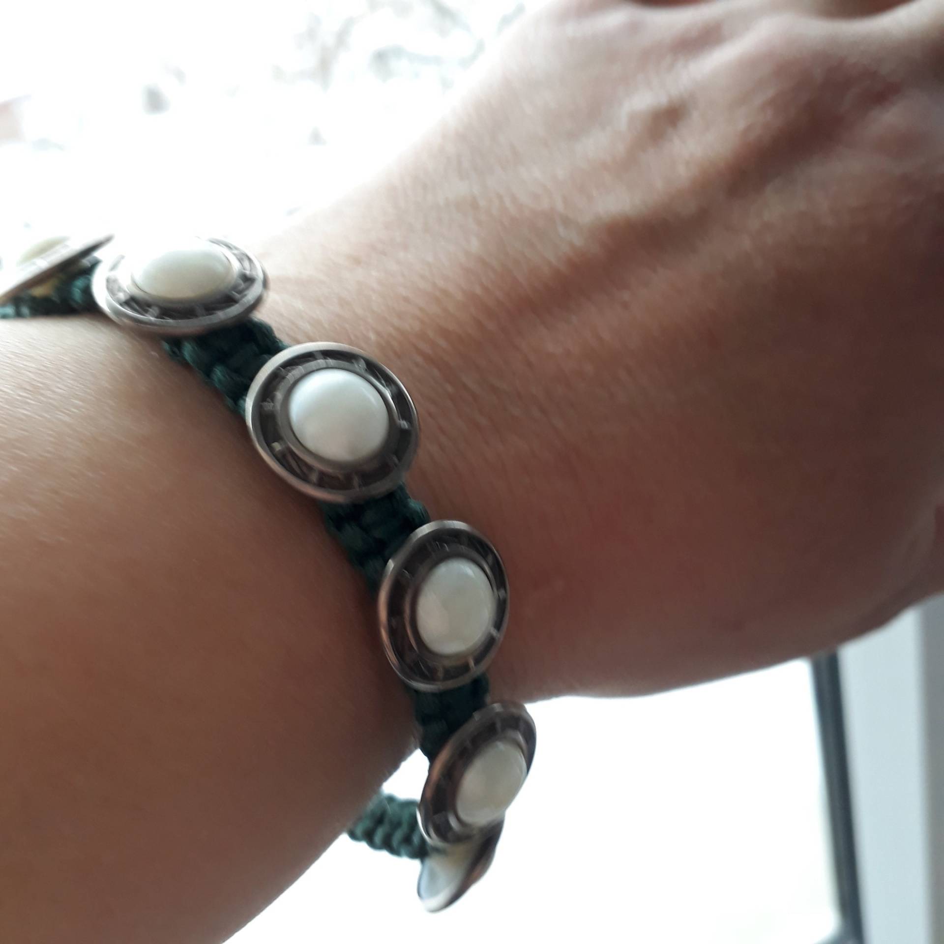 Armband Macrame Textilband Mit Zierelementen Farbe Silber & Perlmuttimitat Bracelet Браслет Armband Macrame Textilband Mit Zierelementen Farbe Silber & Perlmuttimitat Bracelet Браслет von SPITZaufKNOPF