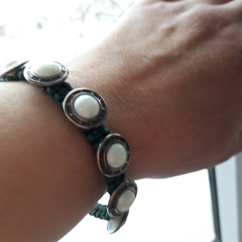Armband Macrame Textilband Mit Zierelementen Farbe Silber & Perlmuttimitat Bracelet Браслет von SPITZaufKNOPF