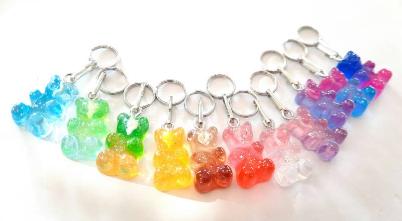 Bären-Bande Maschenmarkierer Schmuck Anhänger Schuhsenkelschmuck Taschen Geldbeutel Handy Schlüssel Metall & Kunstharz 40mm von SPITZaufKNOPF