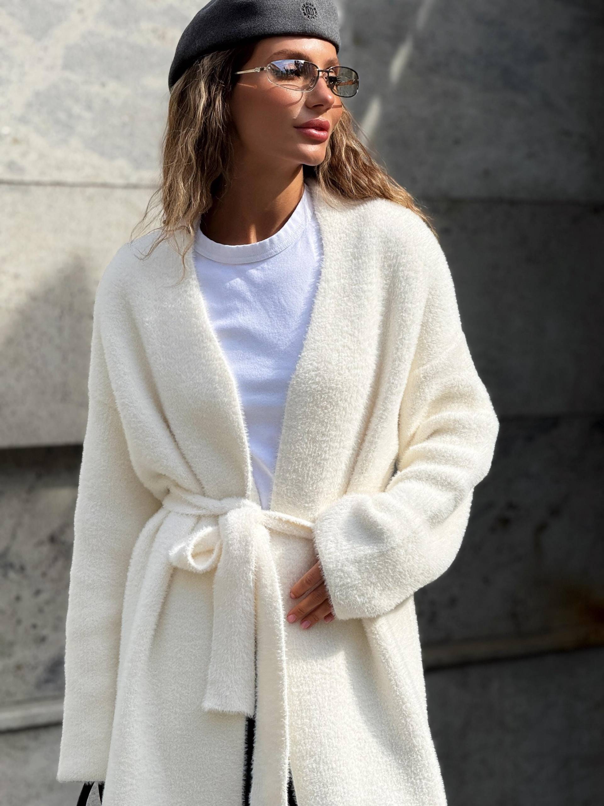 Flauschige Brautstrickjacke Weiche Weiße Hochzeitsrobe von SRSbrand