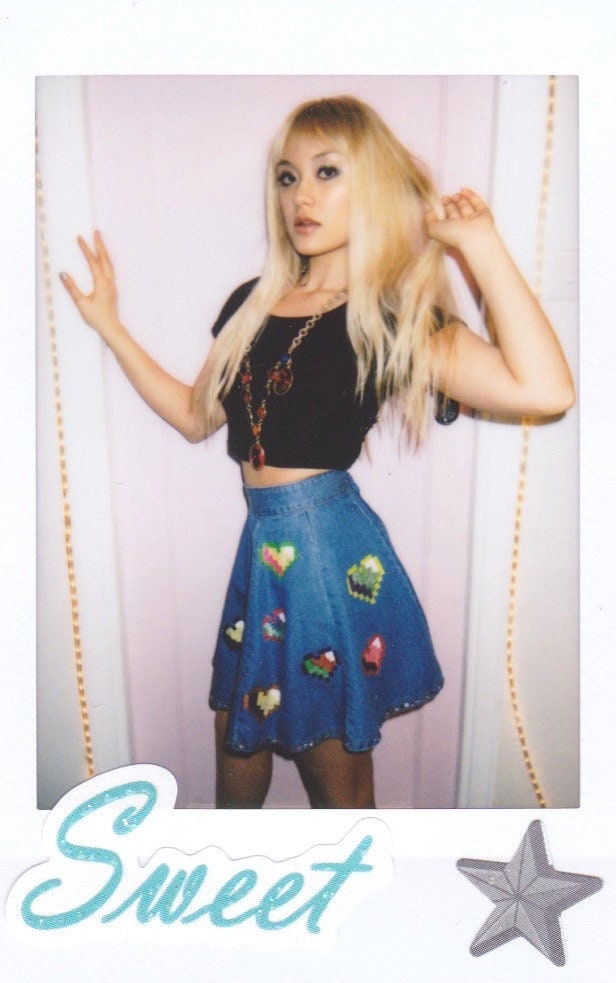 Pixel Hearts Handbemalter Jeansrock W/Edelsteine von SSALACIA