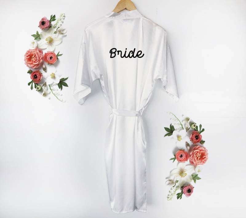 Benutzerdefinierte Brautrobe, Weiße Robe, Namensrobe, Textrobe, Geschenk Für Die Braut, Neue Muttergeschenk Benutzerdefinierte Brautrobe, Weiße Robe, Namensrobe, Textrobe, Geschenk Für Die Braut, Neue Muttergeschenk von SSDesignCo