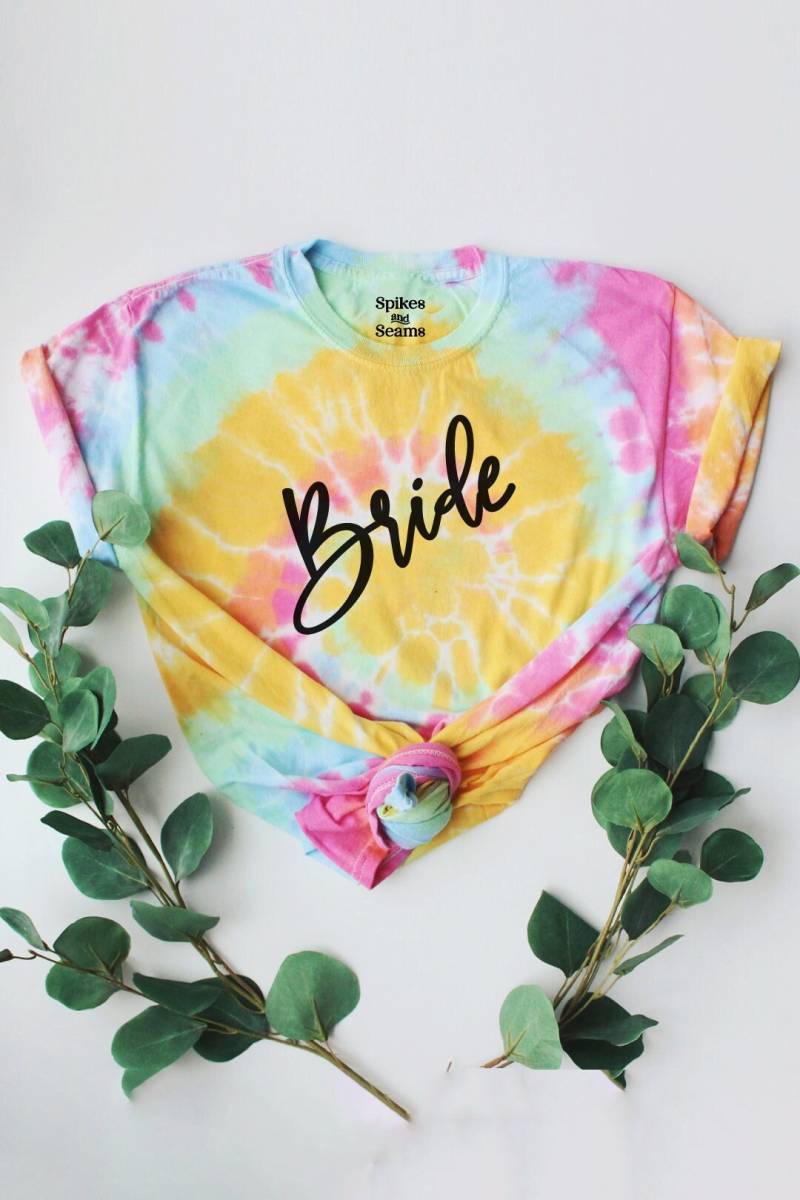 Tie Dye Braut-Shirt, Hochzeitsshirts, Benutzerdefinierte Regenbogen-Shirt, Regenbogen-Hochzeits-Shirts, Ich Mache Crew, Braut-stamm, Brautbaby Tie Dye Braut-Shirt, Hochzeitsshirts, Benutzerdefinierte Regenbogen-Shirt, Regenbogen-Hochzeits-Shirts, Ich Mache Crew, Braut-stamm, Brautbaby von SSDesignCo
