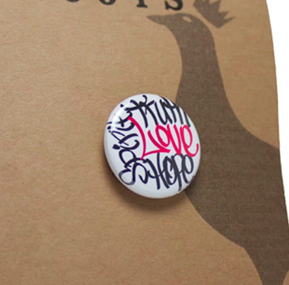 Love Graffiti Pin | Rot/Weiß 3.2cm/"Kostenloser Versand" von SST3NYC